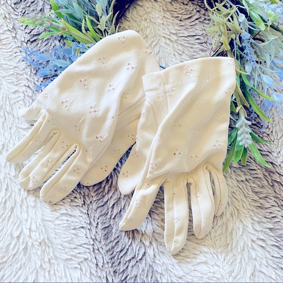 Vintage Ivory Eyelet Gloves - Picture 1 of 6